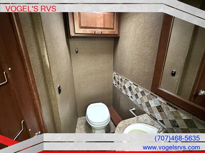 2016 THOR 34F HURRICANE *PRE-OWNED*   - Photo 13 - Ukiah, CA 95482