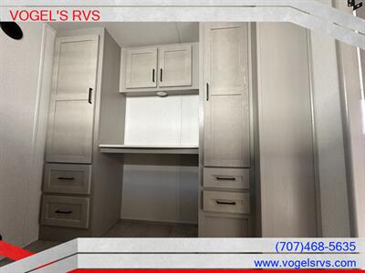 2022 PALOMINO 379MBC COLUMBUS C-SERIES *PRE-OWNED* - Photo 11 - Ukiah, CA 95482