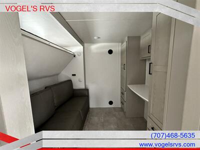 2022 PALOMINO 379MBC COLUMBUS C-SERIES *PRE-OWNED* - Photo 9 - Ukiah, CA 95482